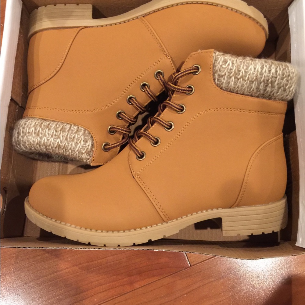 Boots new ⭐️⭐️⭐️⭐️FLASH SALE⭐️⭐️⭐️